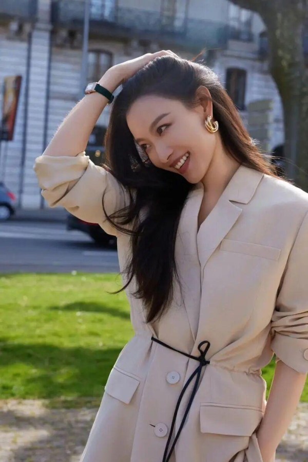 杂志封面看女演员咖位：杨幂第二，张小斐第6，3位00后上桌，C位没悬念