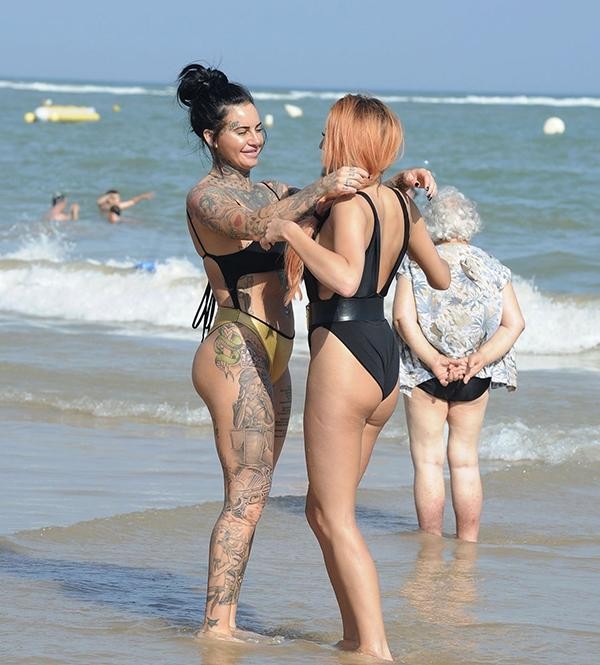 艾琳·沃森与闺蜜海边度假大秀丰满迷人的好身材