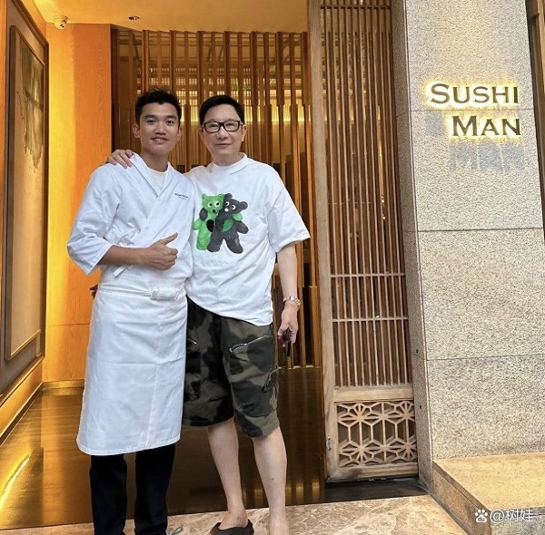 杜德伟携小24岁妻子聚餐，61岁吕方也在，茅台香槟喝了不少脸通红