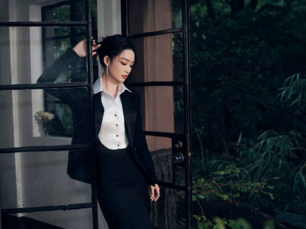 搜狐娱乐讯 近日，李沁的一组美照爆出。图中，李沁穿着黑色西服裙，站在门边，侧影优雅迷人，超有故事感。