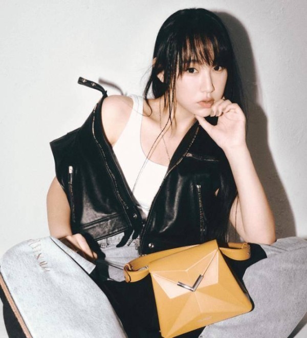 TVB当红女歌手大晒与妹妹合照！五官轮廓长得极似！