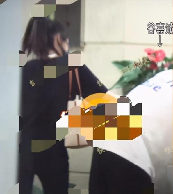 陈小纭和谷嘉诚同回酒店，相差3岁姐弟恋曝光，年下弟弟有点甜？