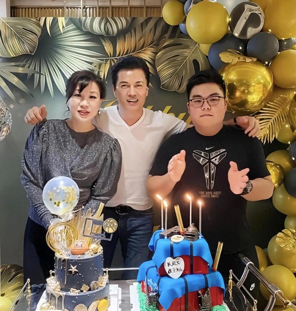 70岁吕良伟与儿子同框，吕善扬体型丰满，外貌平平，二人相似度低
