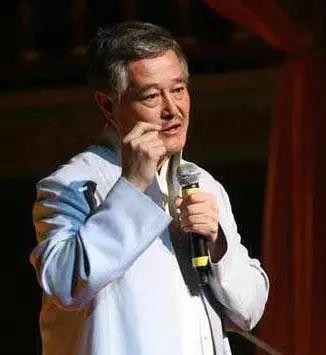 天佑出名后与师傅赵本山反目成仇，曾一度骂他是“下三滥”的玩意