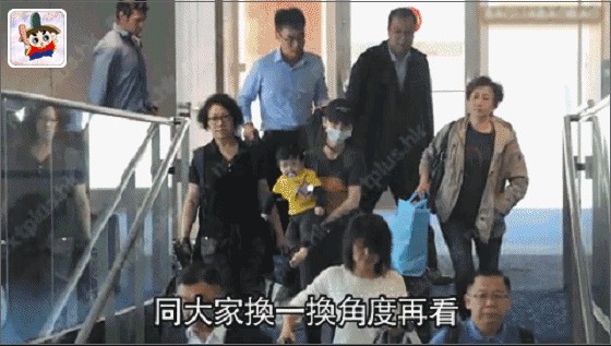 看了小海绵正面照，脚丫肉嘟嘟，谁再说baby整容我跟他急！