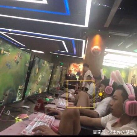 当网吧老板给耳机加了兔耳朵，会发生什么？
