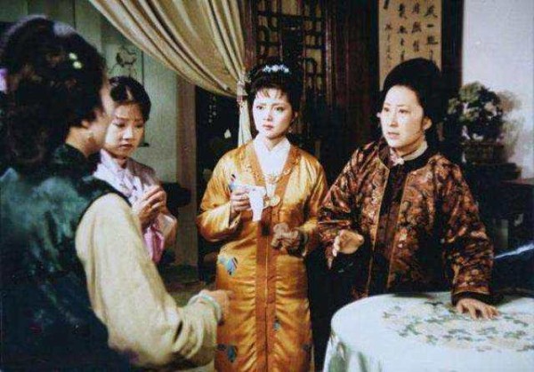 薛宝钗到底和王夫人是什么亲戚关系？张爱玲提出了不一样的看法
