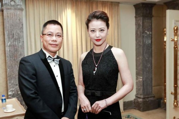 他是周海媚前夫！曾经红过周润发！今三婚女强人生个儿子长相堪忧
