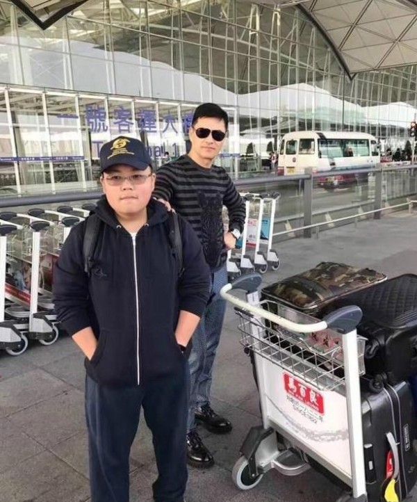 他是周海媚前夫！曾经红过周润发！今三婚女强人生个儿子长相堪忧