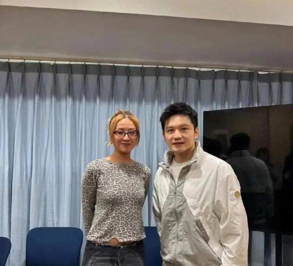 陈奕迅老婆晒与樊振东合照，场面非常和谐，小胖真是太有意思了