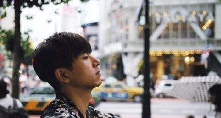 李现穿花格衫现身日本，女粉合照被遮脸，网友称比打马赛克有礼貌