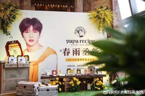 范丞丞亲娃娃怎么回事？范丞丞为什么亲娃娃？网友：差点看成娃娃亲