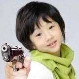小时候长得一样但毫无关系的两个人