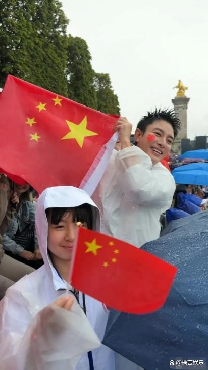 贾乃亮在巴黎奥运开幕式被淋透，雨中高举国旗，就是怀揣爱国情感