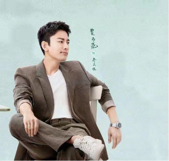 贾乃亮在新剧《追爱家族》中饰演齐家大哥，演技受到雷佳音赞扬