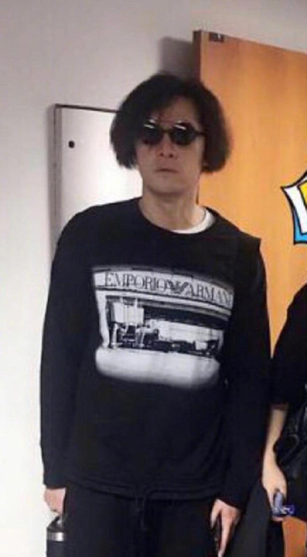 胡歌爆炸头造型狂野 神情呆滞站姿奇怪网友笑惨了