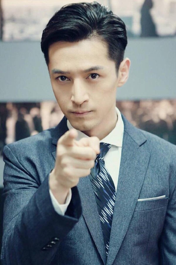 胡歌成时尚发型模板，小背头高冷，三七分帅气！