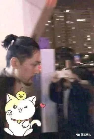 胡歌解锁新发型，满脸络腮胡头顶小揪揪变身文艺男！