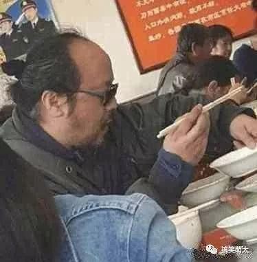 胡歌解锁新发型，满脸络腮胡头顶小揪揪变身文艺男！