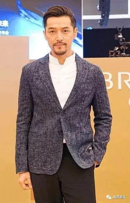 胡歌解锁新发型，满脸络腮胡头顶小揪揪变身文艺男！