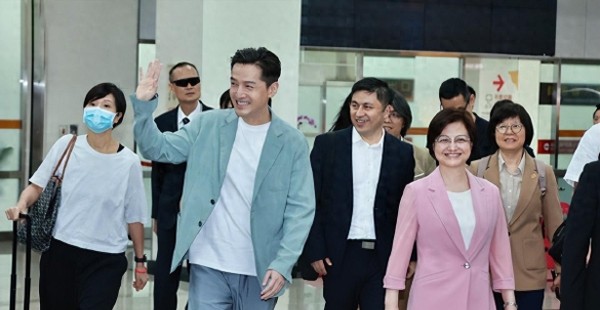 国民老公胡歌空降台湾复古西装造型惊艳亮相网友直呼“太帅了”！