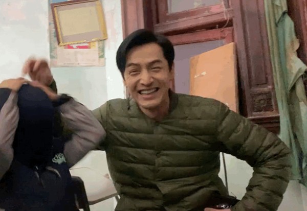 胡歌变化也太大了 穿衣打扮这么随便 在人群中你能认出他是明星？