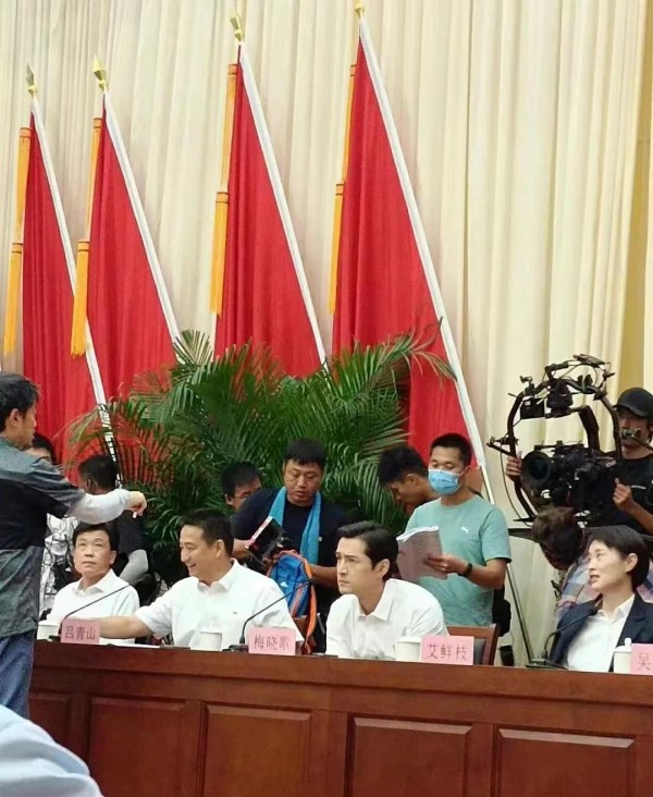 胡歌拿下《县委大院》后真变“老干部”，穿衬衣开会，真实感太强