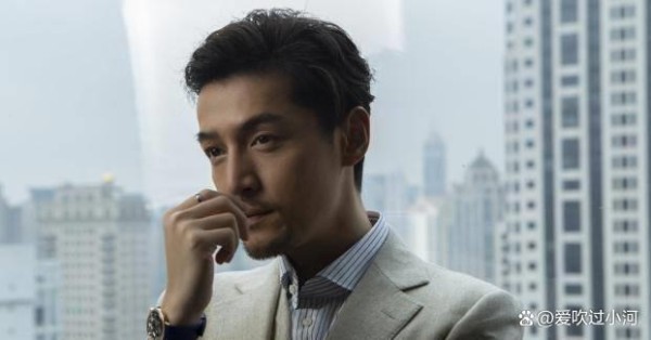 胡歌胡子拉碴变颓废大叔，废墟中优雅拍写真，文艺典雅男人味十足