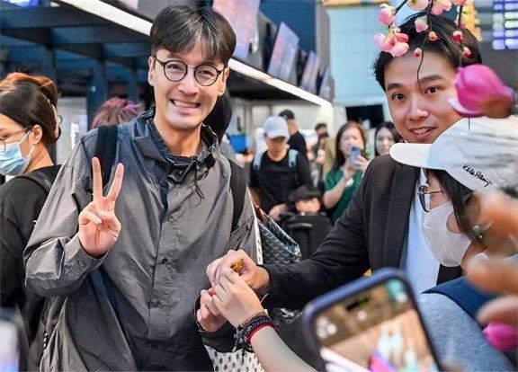 胡歌圆满结束台湾之行，笑容太治愈啦！头发造型有点像哈利波特