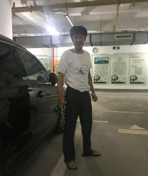 胡歌晒流浪汉造型，手拿酒瓶穿着邋遢，真爱粉才能认出来是他吧？