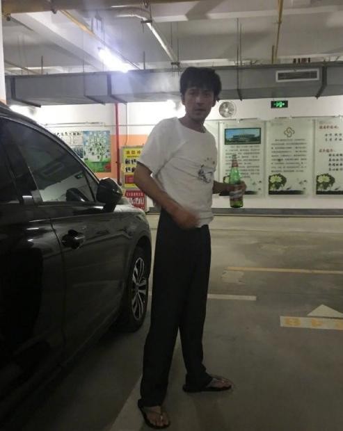 胡歌晒流浪汉造型，手拿酒瓶穿着邋遢，真爱粉才能认出来是他吧？