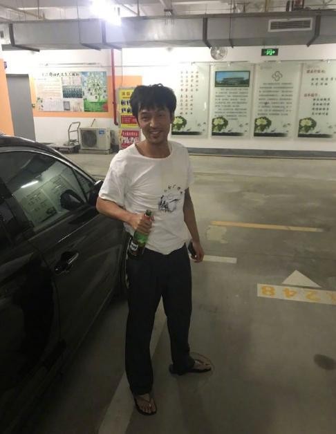 胡歌晒流浪汉造型，手拿酒瓶穿着邋遢，真爱粉才能认出来是他吧？