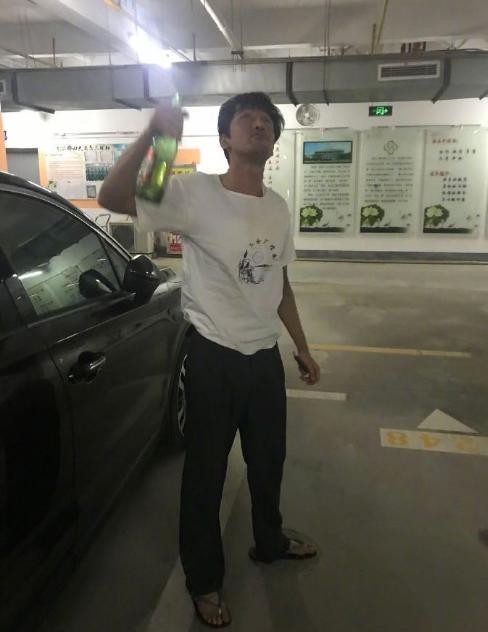 胡歌晒流浪汉造型，手拿酒瓶穿着邋遢，真爱粉才能认出来是他吧？