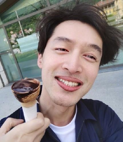 胡歌晒流浪汉造型，手拿酒瓶穿着邋遢，真爱粉才能认出来是他吧？