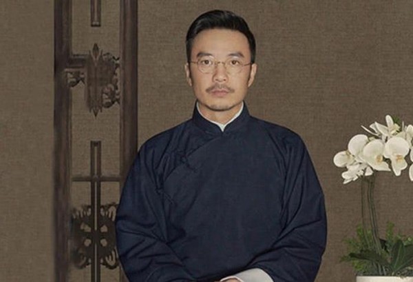 同样穿民国风长衫，胡歌高贵，王一博雅正，而他满满家主范儿！
