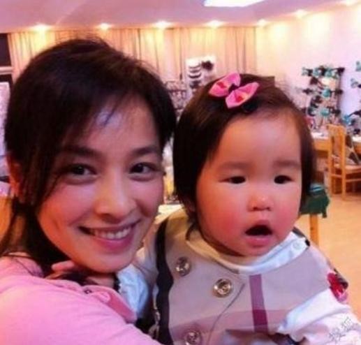 贾乃亮女儿，小沈阳女儿，李咏的女儿，一眼就能认出是谁的！