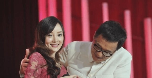 李小璐漂亮出镜，成龙大哥又抱了上去，网友替贾乃亮尴尬