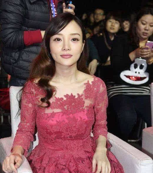 李小璐漂亮出镜，成龙大哥又抱了上去，网友替贾乃亮尴尬