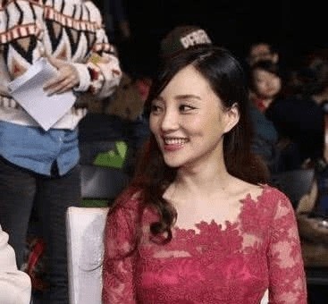 李小璐漂亮出镜，成龙大哥又抱了上去，网友替贾乃亮尴尬
