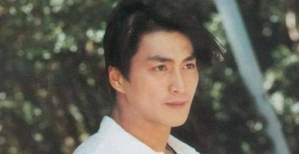 “古装男神”何家劲为何不结婚？看似简单，背后复杂的故事