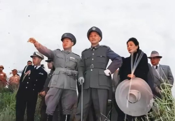 1950年，孙立人和宋美龄的合影，90岁去世，宋美龄送来花圈