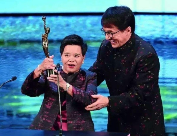 她不识字，只会端茶倒水，凭什么让刘德华、梁朝伟宠了她几十年？
