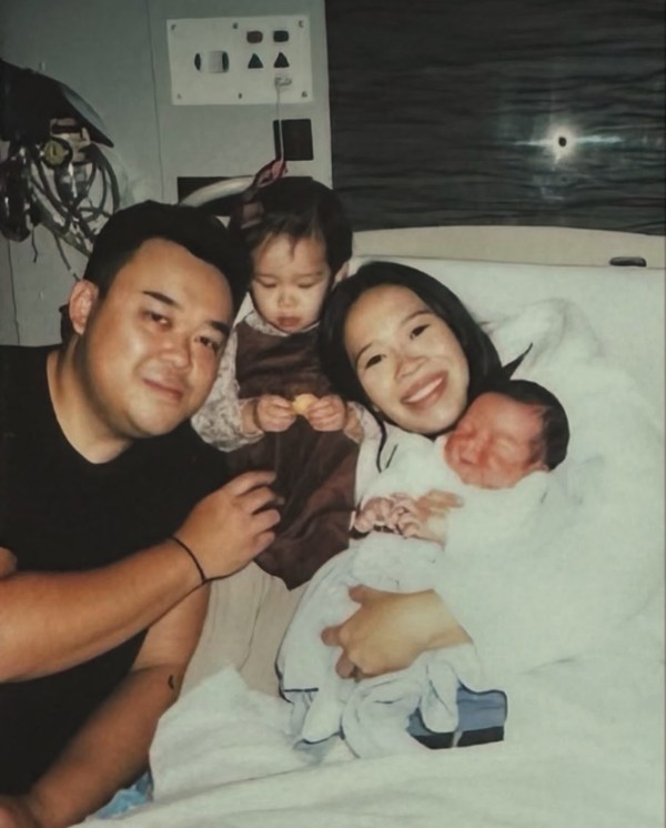 树娃：96岁香港巨富李兆基的外孙女李敬仪在社交平台晒出了一家四口的合照，官宣二胎胜在。
李敬仪晒出这张合照，与她在两年前晒出生女儿时的照片一模一样，相同的场景，相同的室内装饰，不同的是两年前的女儿已经长大了，如今李敬仪怀中还抱了一个儿子。儿子虽然才出生，眼睛都没有睁开，脸蛋红红的，看起来很像丈夫郭兆聪。李敬仪留言称，又造了一件艺术品，之后还公开了儿子的英文名，Ralph Elio Kwok。
李敬...