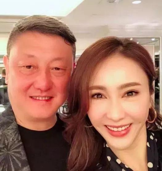 八竿子打不着的韩磊和黎姿竟是好朋友，在黎姿豪宅唱歌妻子成焦点