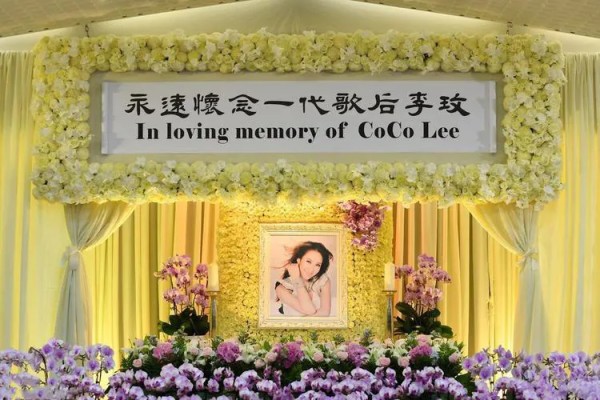 酱爆娱乐：最新内幕！李玟之所以被霸凌是因为其二姐得罪了霍汶希！
得罪霍汶希，就相当于得罪了英皇和内娱！
所以，李玟葬礼时，也没有英皇艺人和内娱艺人（除韩红外）参加！

霍汶希是英皇艺人管理部总监，手握谢霆锋、容祖儿、Twins、郑希怡、Sunboy、泳儿等等大批当红艺人！

谢霆锋王菲，那氏姐妹、和大眼格格都是一个圈子里的，每个人都能挂的上是资本，并有着说不清道不明的hei白道关系，所以内地艺人都...