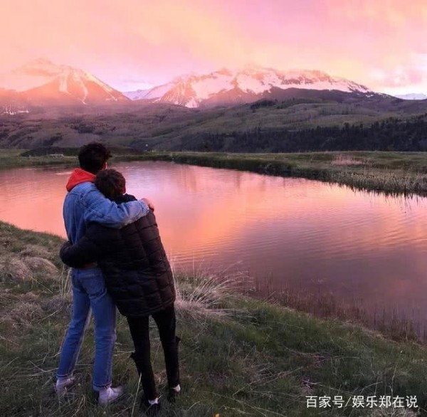 美如画的戳爷和男友秀恩爱，快到春节都不忘撒狗粮