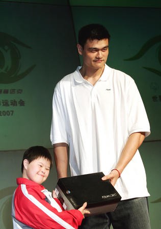 2006年7月姚明和特奥运动员在一起 
