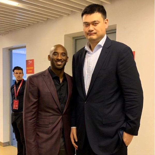 和姚明合影的NBA球星：詹姆斯像普通人，300斤奥尼尔都小鸟依人