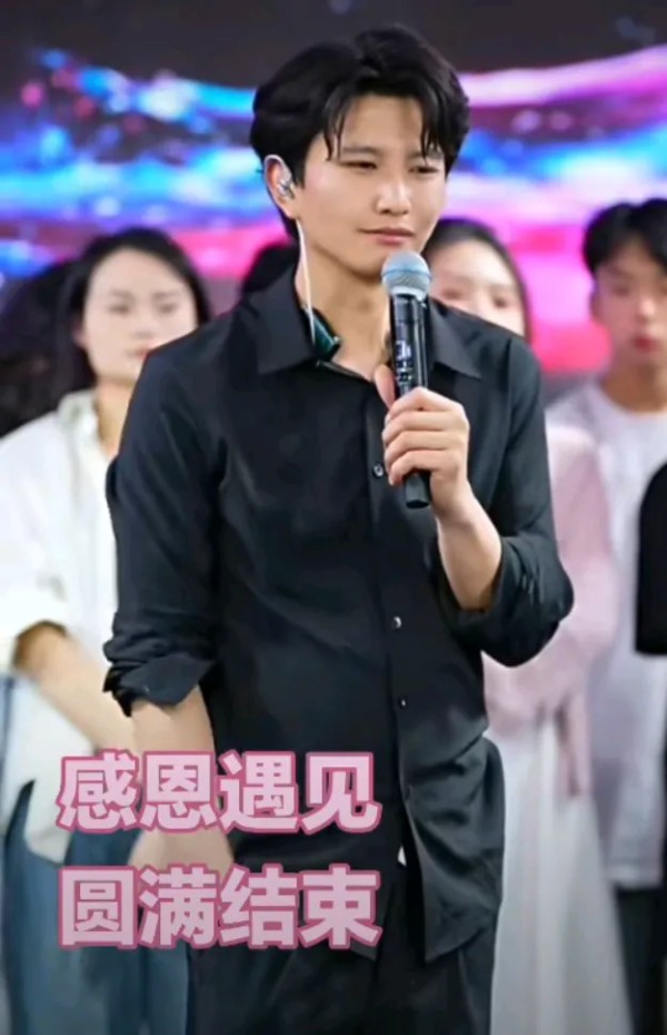 JN珍妮吃不胖：昨天上午刷到苏潇潇开播卖货我秒锁定!为什么呢，其实也说不上来，关注苏潇潇，啊不，应该是说，留意苏潇潇这个人物已经很长一段时间了！来今日头条，说白了就是想在工作之余再赚点小外快!据网络百度得知，写明星网红绯闻有流量，写血腥最新案件有流量，写别人不敢写的东西有流量，反正怎么有流量就怎么定内容！但苏潇潇这个网红，我并没有刻意去关注，认识苏潇潇我其实也是在我们广西许华升的一次活动宣传视频上...
