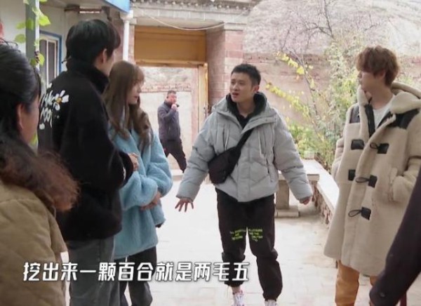 鹿晗逗虞书欣开心，恰好关晓彤撞见转身就走，嘉宾立马提醒他去追